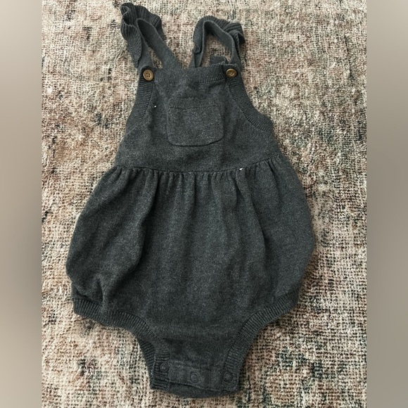 4/$20 Carter’s Gray Romper 24 Months - Picture 1 of 2